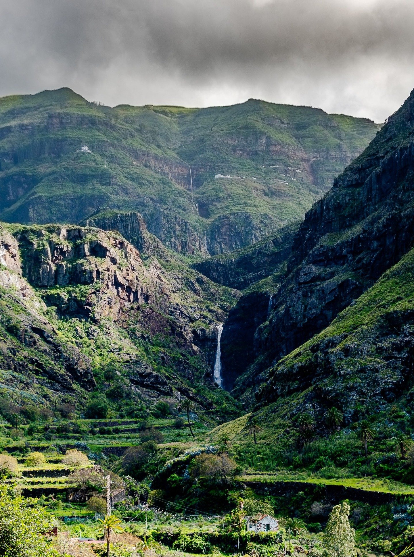 Cascada entre riscos verdes y bancales en el Valle de Agaete