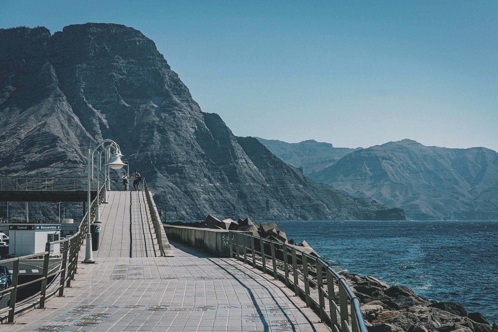 Paseo marítimo del Puerto de las Nieves con los acantilados de Agaete y el océano Atlántico