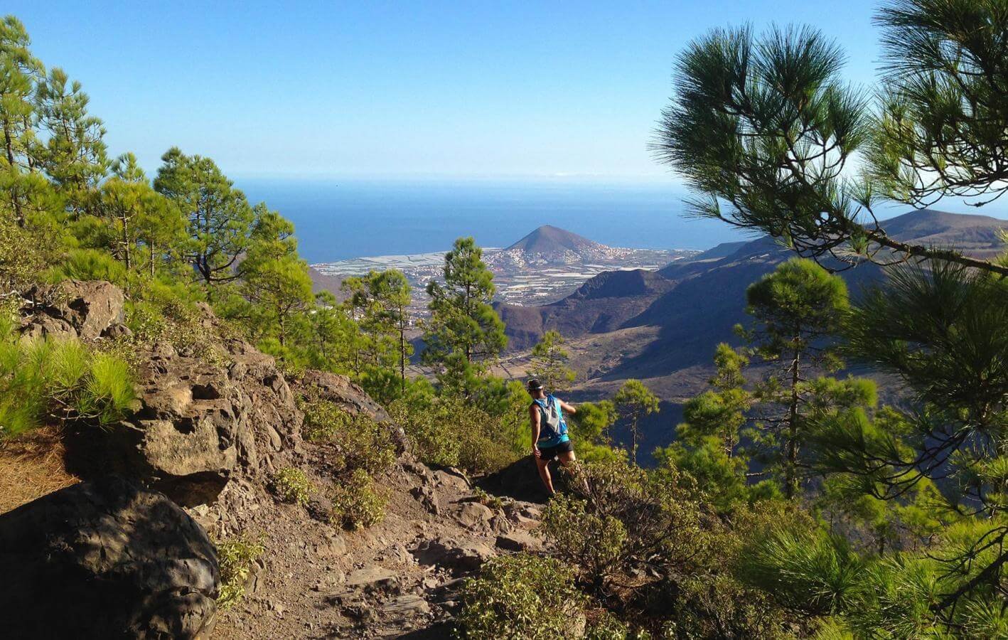 Senderista en el pinar de Tamadaba con vistas al océano y la costa de Gran Canaria